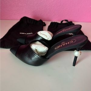 New Chanel Black cc pearl heel size 39 1/2